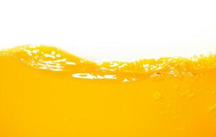 stänga upp ljus orange juice stänk textur för hälsa och natur vågor, skön vågor kurva och liten bubblor slät för garphic design och bakgrund foto