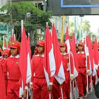 surabaya, Indonesien, 29 oktober 2023 - grupp av flagga bärande trupper på de festival foto