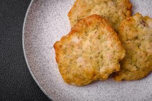 utsökt saftig friterad kyckling eller fläsk pannkakor med salt, kryddor och örter foto