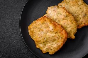 utsökt saftig friterad kyckling eller fläsk pannkakor med salt, kryddor och örter foto