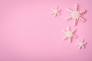 skön vinter- snöflingor på en enkel bakgrund med kopia Plats foto