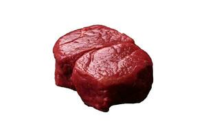 rå filea biff mignon nötkött med salt, kryddor och örter foto