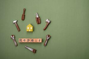 reparera eller Hem förbättring verktyg och en hus modell på en enkel bakgrund foto