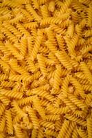 rå fusilli pasta från hela spannmål vete olika sorter foto