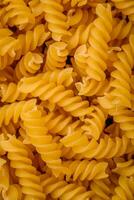 rå fusilli pasta från hela spannmål vete olika sorter foto