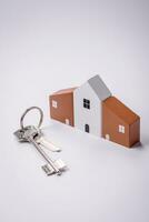 en små trä- hus och nycklar som ett aning för investera i din egen Hem foto