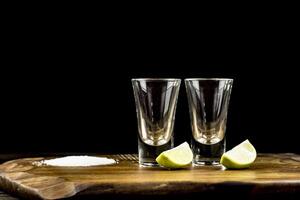 två glas tequila med lime och salt foto