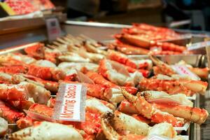 osaka stad, Japan, 2019 - många rostad kung krabba ben och klor med namn och märka pris, försäljning i kuromon marknadsföra. dess mycket populär för turister eftersom dess mycket utsökt. foto