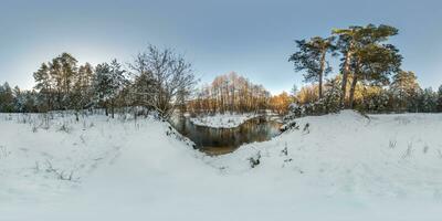 vinter- full sfärisk hdri 360 panorama se väg i snöig skog nära flod med blå kväll himmel i likriktad utsprång. vr ar innehåll foto