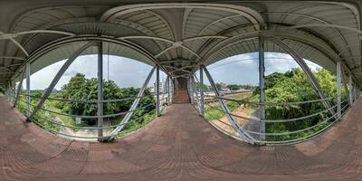 full sömlös sfärisk 360 hdri panorama på järn stål ram konstruktion av fotgängare korsning över de järnväg i likriktad utsprång, redo för vr virtuell verklighet innehåll foto