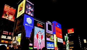 osaka stad, Japan, 2019 - perspektiv se och öga fångst reklam neon lampor skyltar på dotonburi område. dotonbori är en ett populär destination och landmärke av osaka för turister. foto