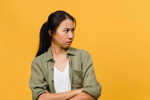 porträtt av ung asiatisk dam med negativt uttryck, upphetsad skrik, gråtande emotionell arg i vardagskläder isolerad på gul bakgrund med tomt kopieringsutrymme. ansiktsuttryck koncept.