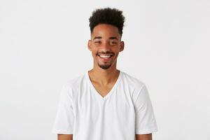 närbild av glad stilig afrikansk amerikan ung man med afro frisyr bär foto