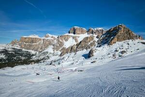 åka skidor tillflykt i dolomiterna, Italien foto