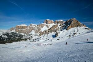 åka skidor tillflykt i dolomiterna, Italien foto