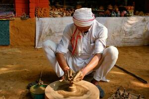 indisk krukmakare på arbete, shilpagram, udaipur, rajasthan, Indien foto