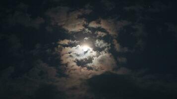 skön magi blå natt himmel med moln och full måne foto