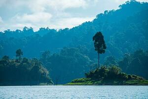 khao sok nationell parkera, surat än mig, landskap bergen med lång svans båt för resenärer, tugga lan sjö, ratchaphapha damm, resa natur i thailand, Asien sommar semester resa resa. foto