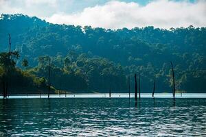 khao sok nationell parkera, surat än mig, landskap bergen med lång svans båt för resenärer, tugga lan sjö, ratchaphapha damm, resa natur i thailand, Asien sommar semester resa resa. foto