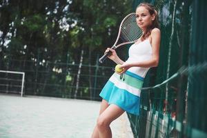 porträtt av en vacker kvinna som tränar tennis. foto