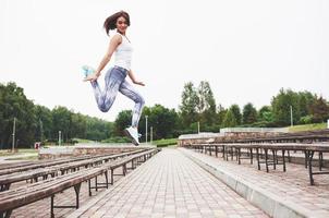 kvinna gör parkour i staden på en solig dag foto