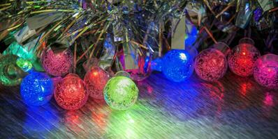 flerfärgad lysande jul bollar kransar närbild foto