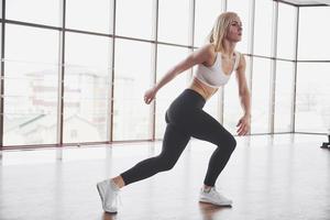 kvinna lyfta vikter i gym koncept träning hälsosam livsstil sport foto