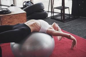 kvinna lyfta vikter i gym koncept träning hälsosam livsstil sport foto