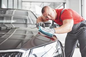professionell städning och biltvätt i bilens utställningslokal foto