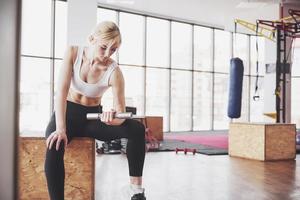 aktiv tjej i fitness gym. koncept träning hälsosam livsstil sport