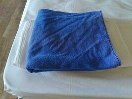 blå handduk på de säng i de hotell rum. mjuk fokus. foto