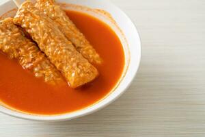 omuk - koreansk fiskkakspett i koreansk kryddig soppa foto