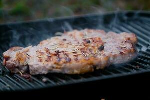 grillad nötkött biff med kryddor på de grill med rök. foto