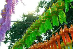 de nordlig thai papper lyktor stil. färgrik lanna papper lyktor är Begagnade till dekorera loi krathong och ny år festivaler i nordlig thailand. foto