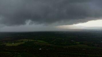 antenn se av mörk himmel moln bakgrund. mörk grå storm moln innan de storm. skön natur av storm moln i de dagtid. fruktansvärd väder foto