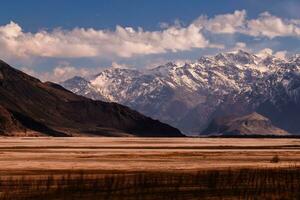 skön landskap av snöig bergen i de norr av pakistan foto