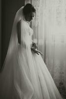 de brud visar av henne klänning. franska manikyr. bröllop klänning tillverkad av chiffong tyg. svart och vit Foto