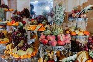 bröllop dekorationer. reception. buffé. frukt och ost på plattor med bröd i lådor. mat bar dekorerad förbi blommor och lyktor foto