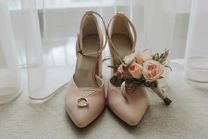 beige öppen elegant skor. en bröllop ringa med en diamant, en bröllop ringa tillverkad av rosor. mode. stil. bröllop Foto