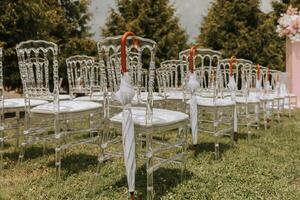 ceremoni, båge, bröllop båge, bröllop, bröllop ögonblick, dekorationer, dekor, bröllop dekorationer, blommor, stolar, utomhus- ceremoni, blomma buketter. foto