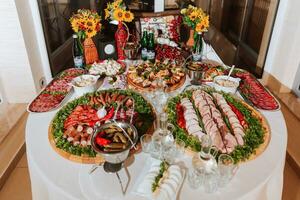 snacks på de bröllop, ost, korv, grönsaker, kött Produkter, cossack tabell på de ukrainska bröllop. foto