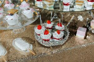 en ljuv tabell på en bröllop. tabell med kakor och sötsaker på de festival. födelsedag sötsaker foto