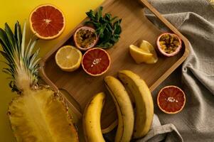 mängd av citrus- frukt Inklusive citroner, rader, grapefrukt, apelsiner och ananas. foto