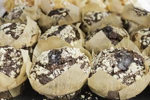 muffins med chokladklumpar foto