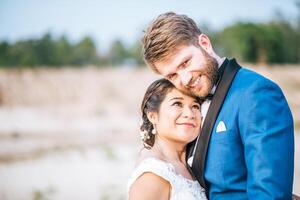 asiatisk brud och kaukasisk brudgum har romantisk tid och är lyckliga tillsammans foto