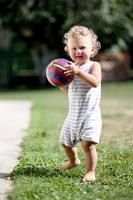 vacker baby pojke med barn leksak boll poserar fotograf foto