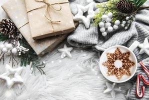jul- eller vintersammansättning. kaffe och pynt. foto