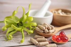 alternativ medicin natur växtbaserade organiska kapslar, läkemedel med örter blad naturliga kosttillskott för ett hälsosamt gott liv.