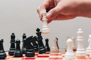 bild av schackpjäser på ett schackbräde foto