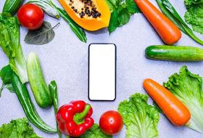 hälsosamma matval att äta rent, frukt, grönsaker, frön, lövgrönsaker på grå betong foto